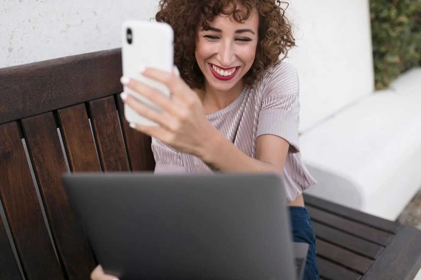 Please provide the original description of “Selfie” that you would like me to rephrase in English.